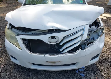 2011 Toyota Camry Le z USA, uszkodzony, nr VIN 4T1BF3EK7BU621942